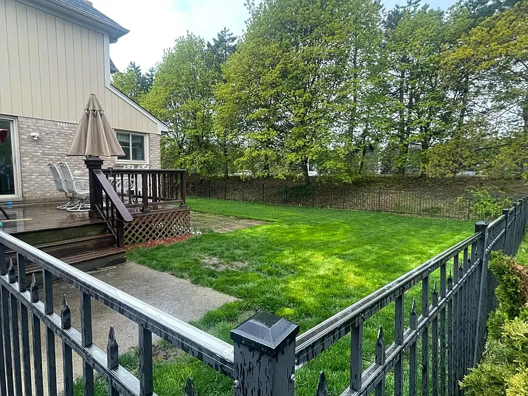 1027 Congress Dr — Photo 33
