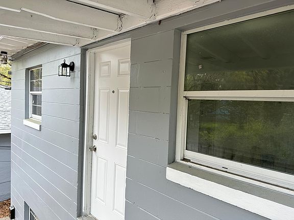 Entrance with balcony