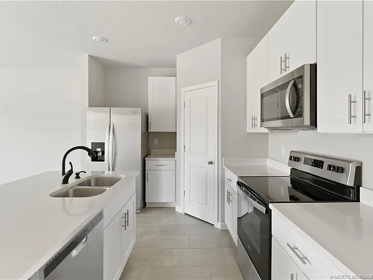325 SE Halifax Ln — Photo 10
