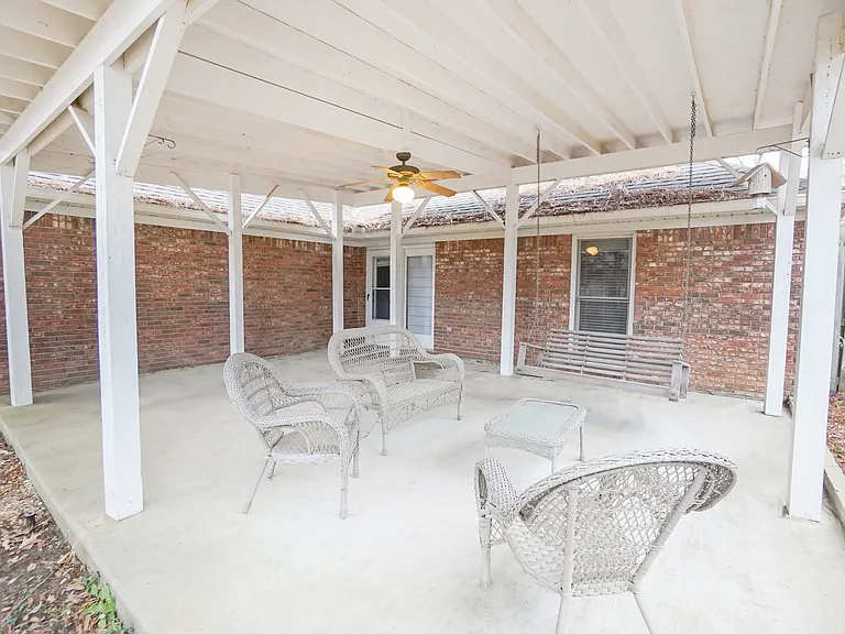 325 Mockingbird Ln — Photo 4