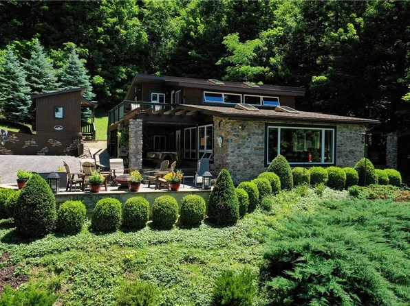 7351 W Bluff Dr, Keuka Park, NY 14478