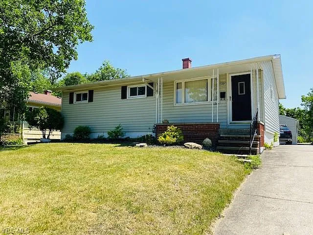 328 Harding St photo 1