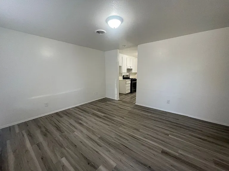 300 3rd St — Photo 2