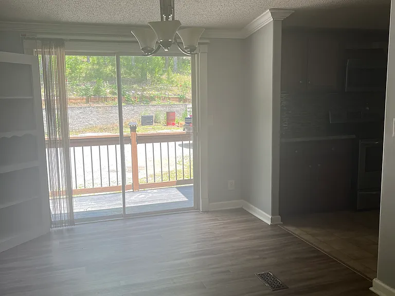 1402 Spring Hill Rd — Photo 3