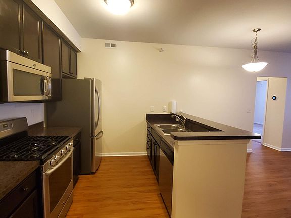 4th image of 956 W Summerfield Gln