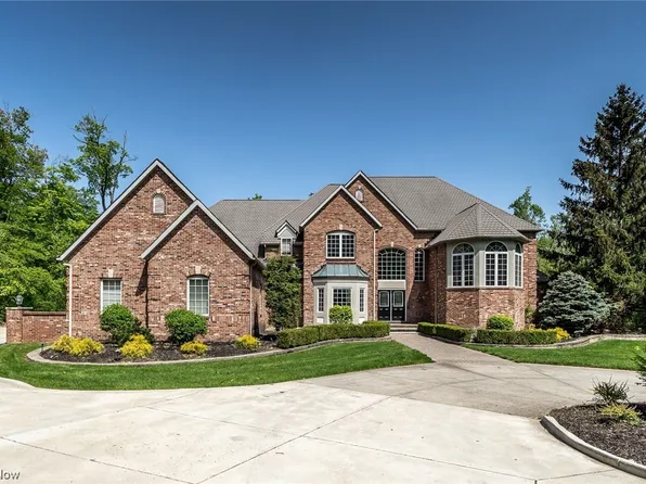8888 Robin Ln, Kirtland, OH 44094