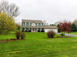 212 S Oakridge Dr, North Prairie, WI 53153