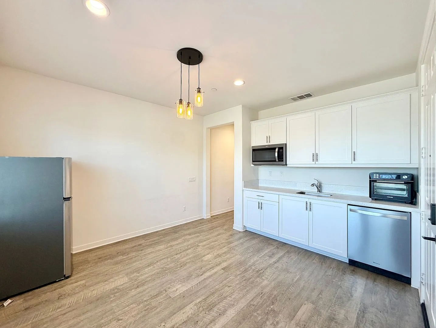 Stylish 1 Bedroom Casita Modern Comfort & Natural Light! — Photo 3