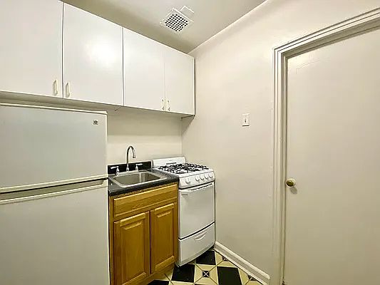 4th image of 1681 1st Ave #2C