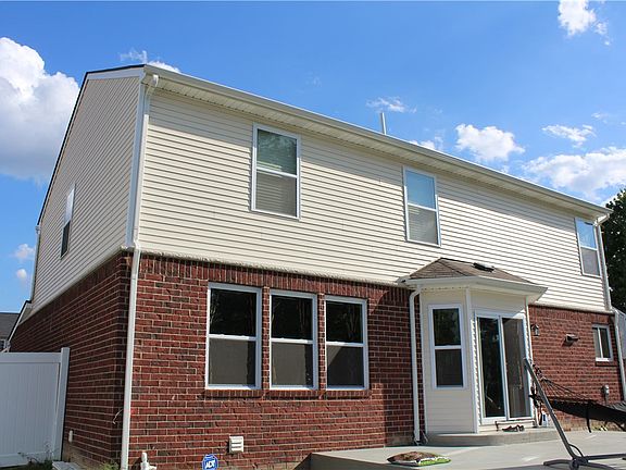 3rd image of 42737 Greystone Dr