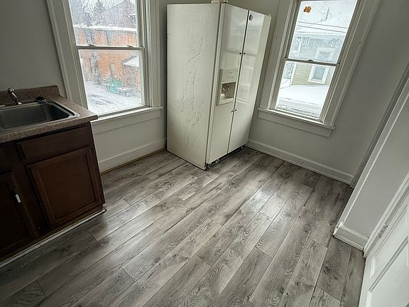 4th image of 126 Benton St N #1/2