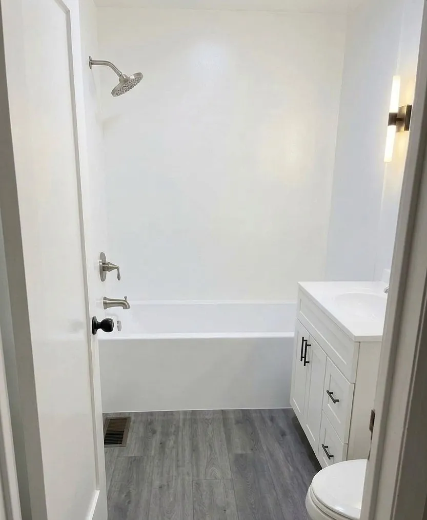 940 N Hamlin Ave — Photo 4