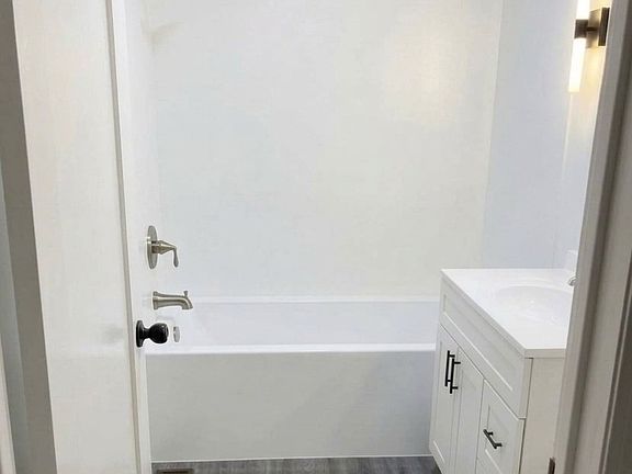4th image of 940 N Hamlin Ave APT 1