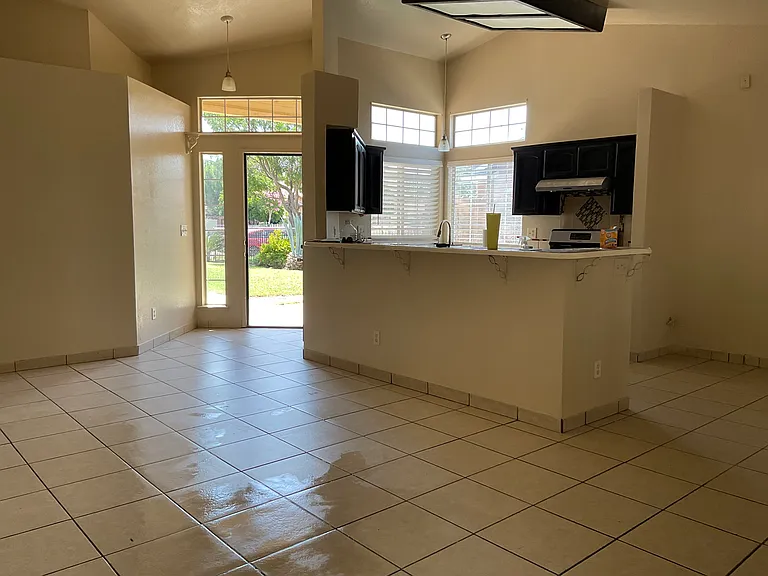2041 Thompson Ave — Photo 1