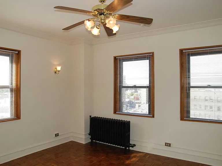 2738 N Pine Grove Ave — Photo 47