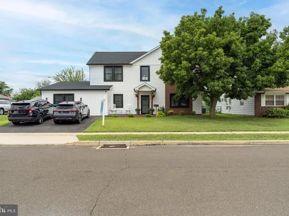 57 Evergreen Ln, Levittown, PA 19054