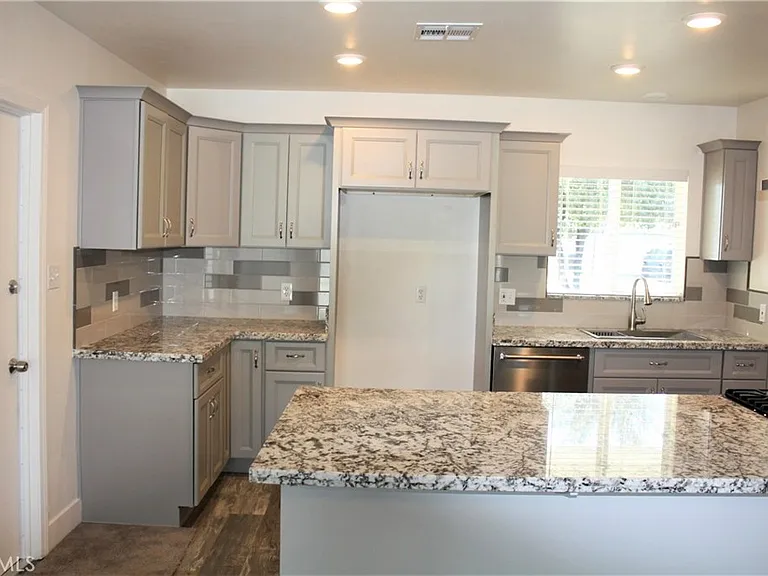 3035 Kathleen St — Photo 10