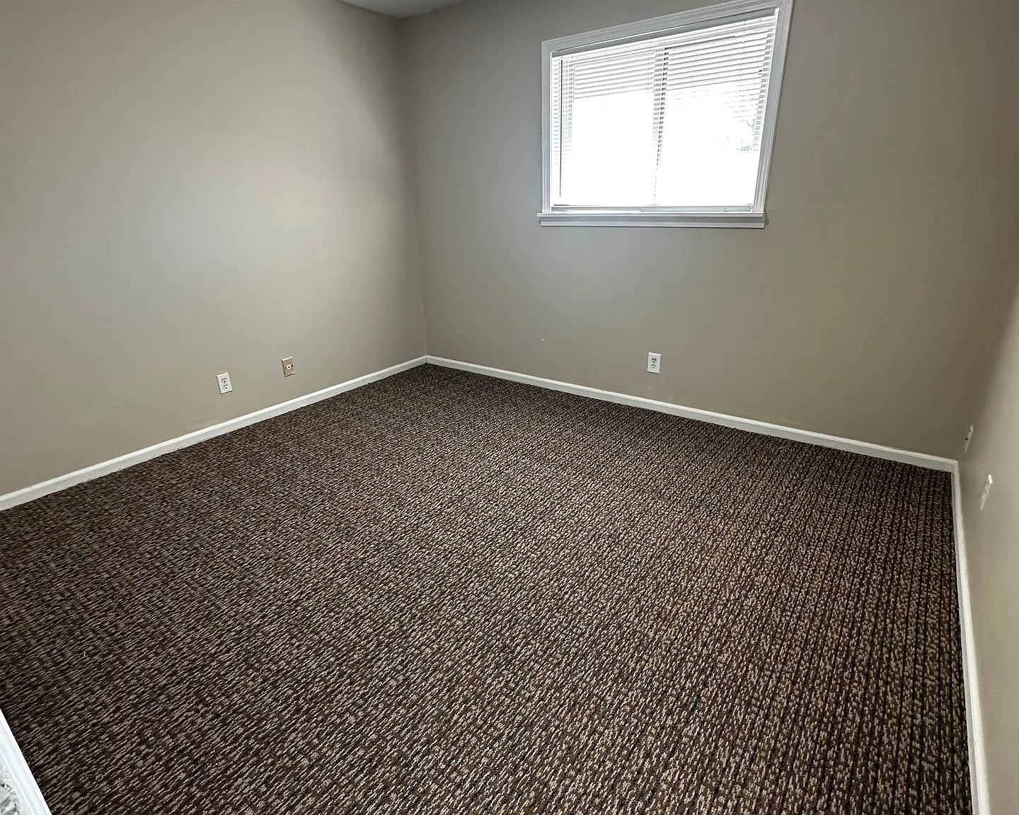 Versailles Apartments — Photo 2