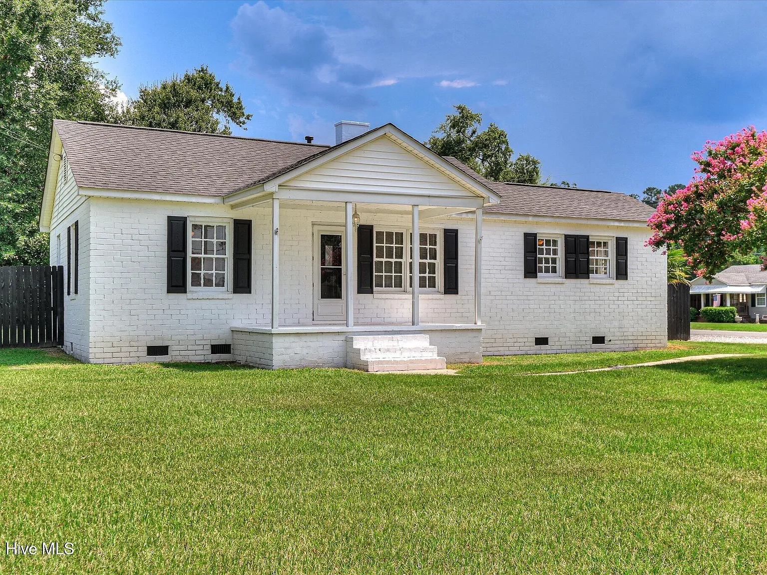 3 bed, 1.0 bath, 1040 sqft, $1,450 — Photo 3