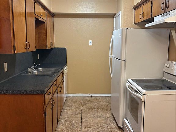 3rd image of 405 Oak St #201