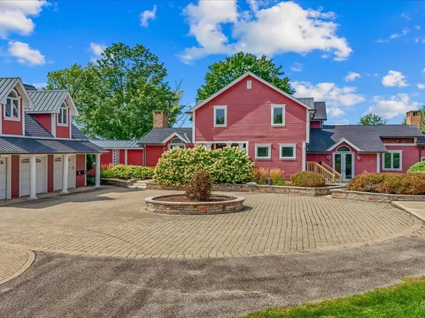 202 N Queen Anne Rd, Woodstock, IL 60098