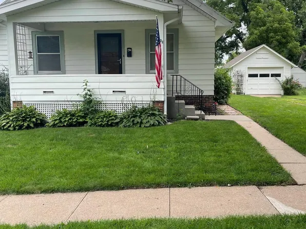 831 S Adams St, Papillion, NE 68046