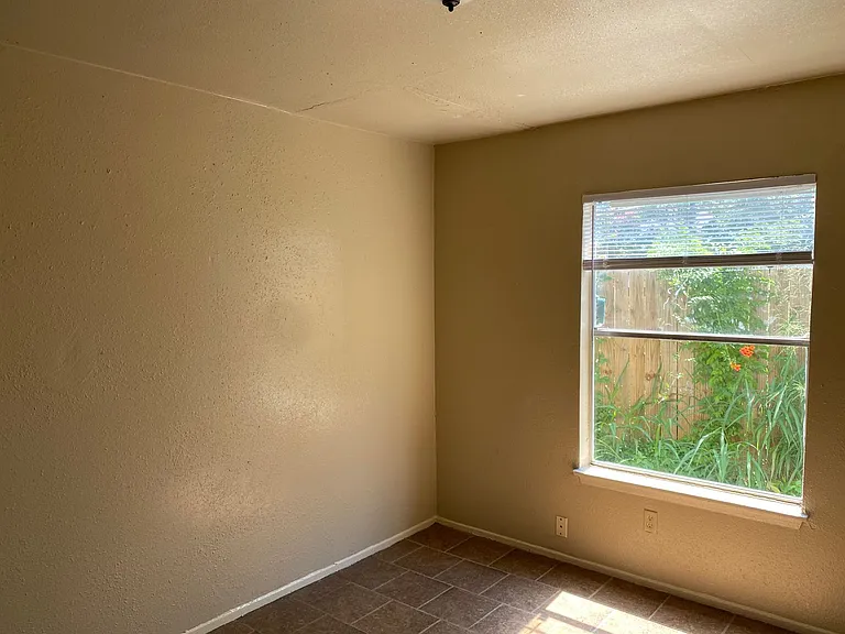1136 San Francisco St — Photo 13