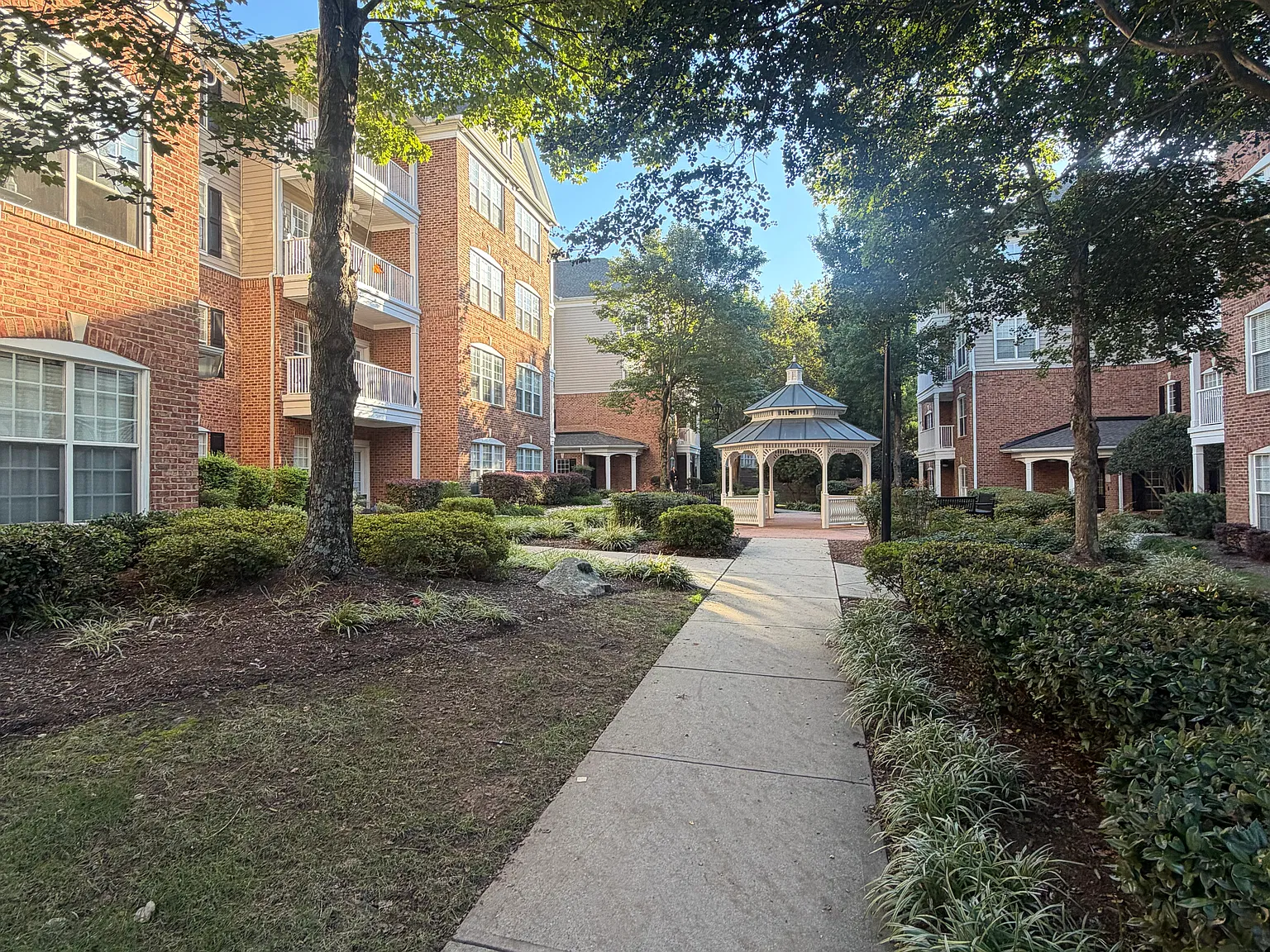 3 bed, 1294 sqft, $2,600 — Photo 2