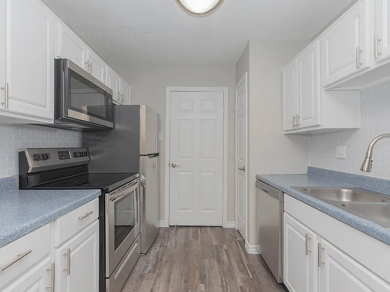 Kendall Manor — Photo 29