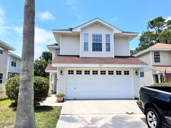 221 Twin Lakes Ln