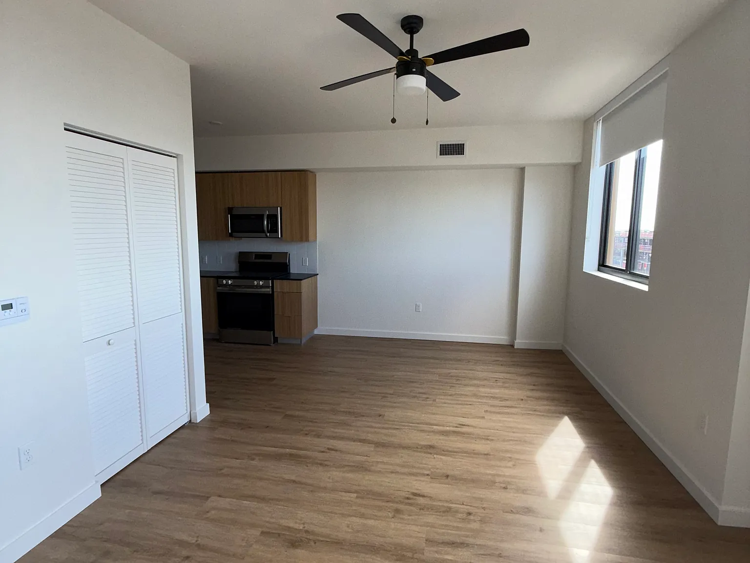 Studio, 520 sqft, $1,663 — Photo 3