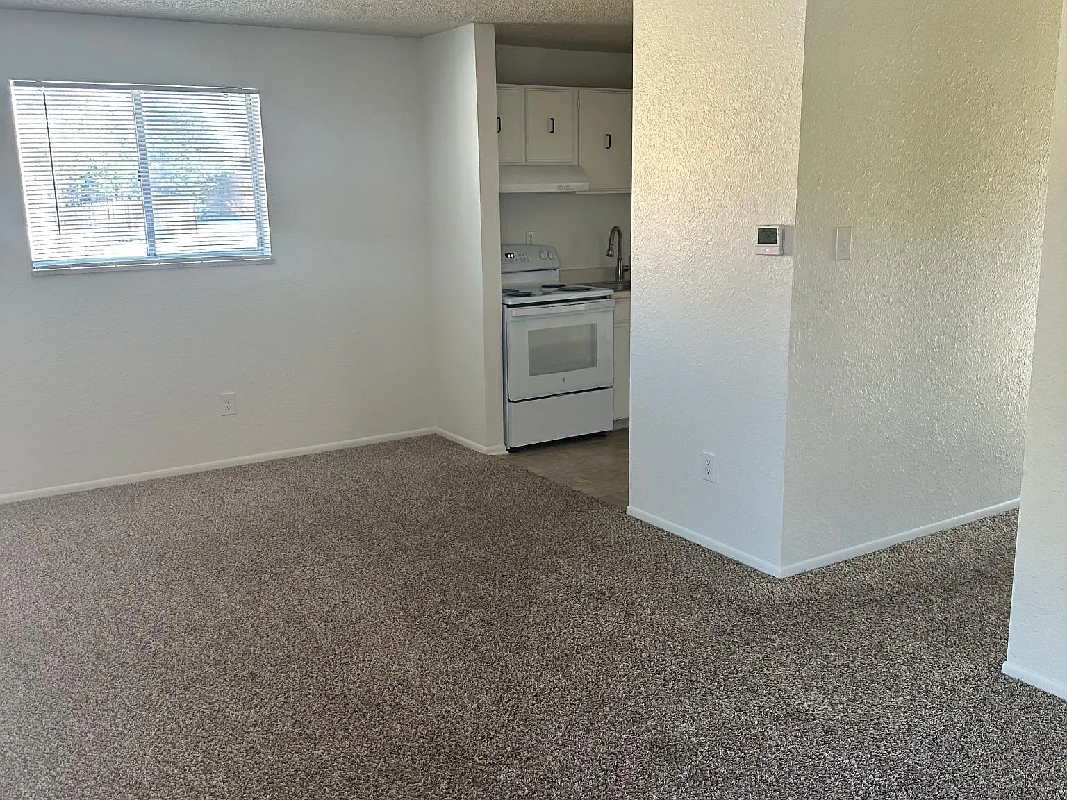 2 bed, 735 sqft, $1,200 — Photo 3
