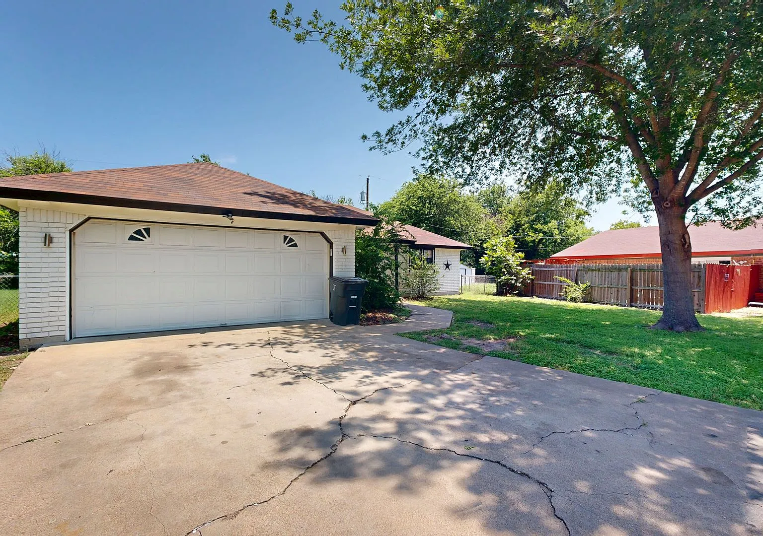 2 Weeks Free + Remodeled 3 Bedroom 2 Bath All Tile House — Photo 2