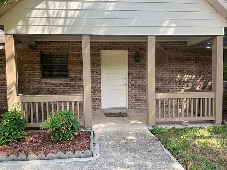 1306 Carnation Ln — Photo 2