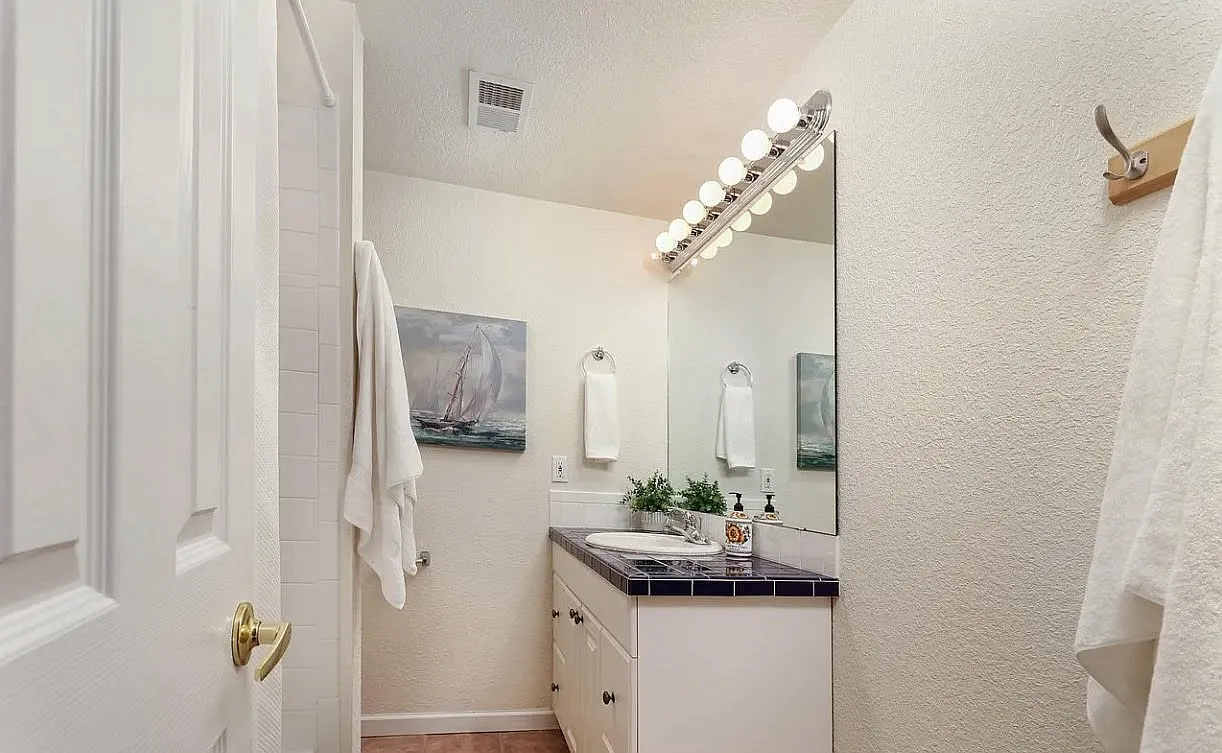 4866 Franklin Dr — Photo 3