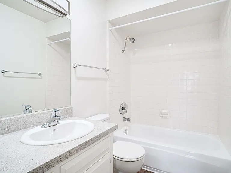 4736 Point Loma Ave — Photo 8