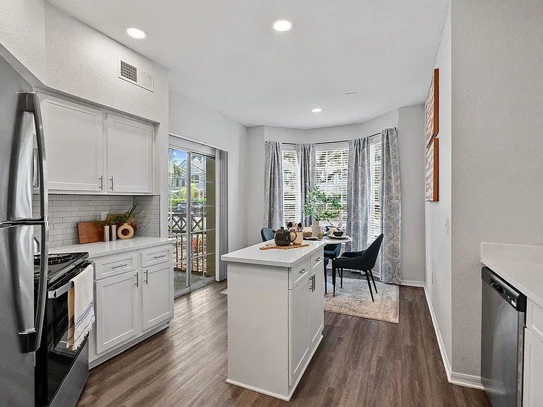 Henley Tampa Palms — Photo 12