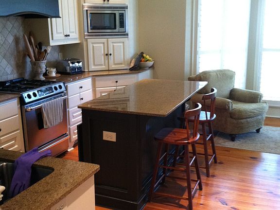 Island kitchen w/granite