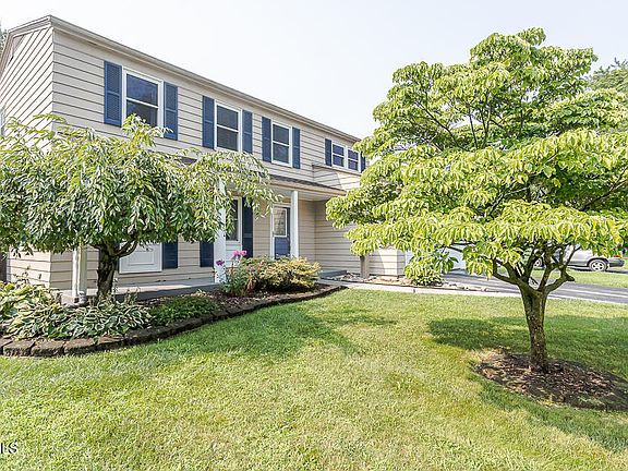 3rd image of 642 Stacey Ln