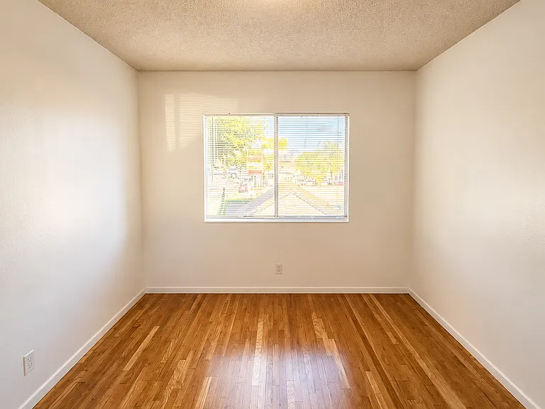 2612 W Florence Ave — Photo 4