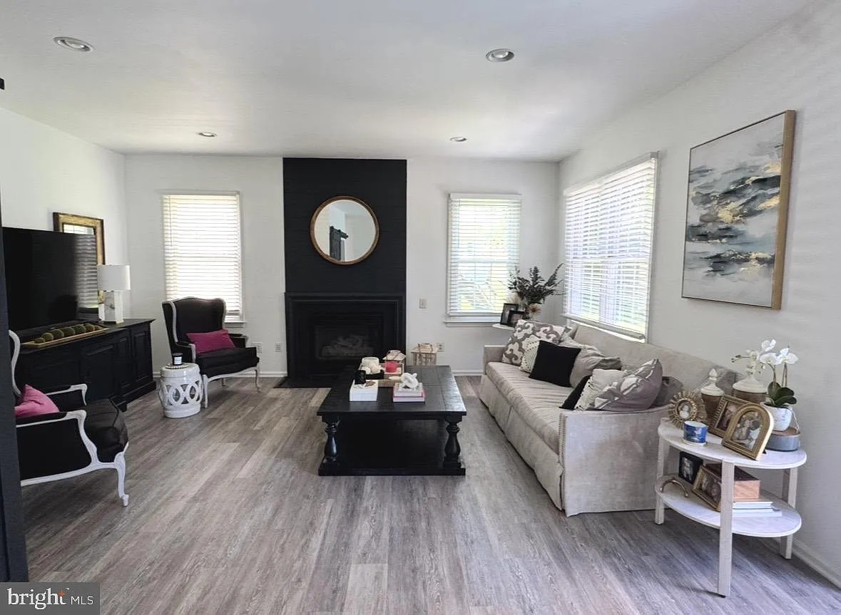 4 bed, 3.5 bath, 3487 sqft, $5,300 — Photo 3