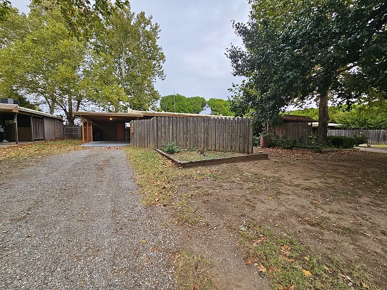 207 NW Northwood Ave — Photo 1