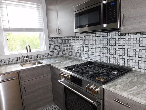 4th image of 146 Woodbine St
