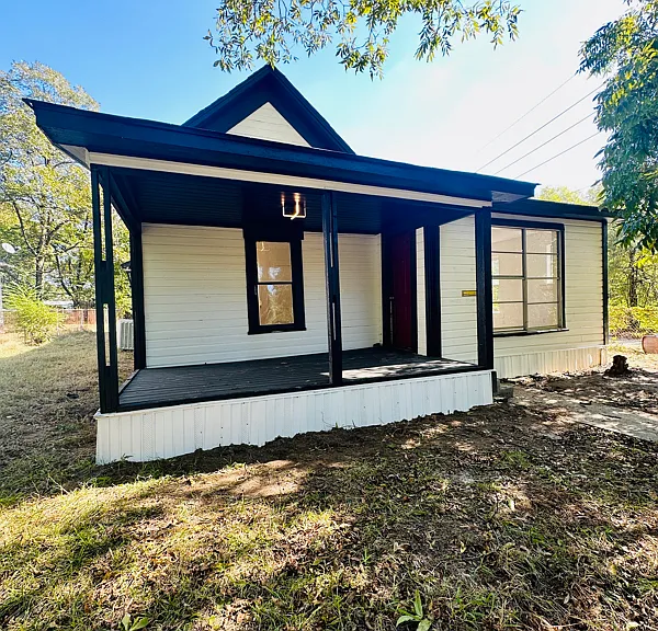 2300 Bryan St — Photo 1