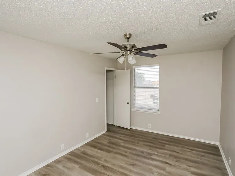 1919 Berkeley Dr — Photo 14