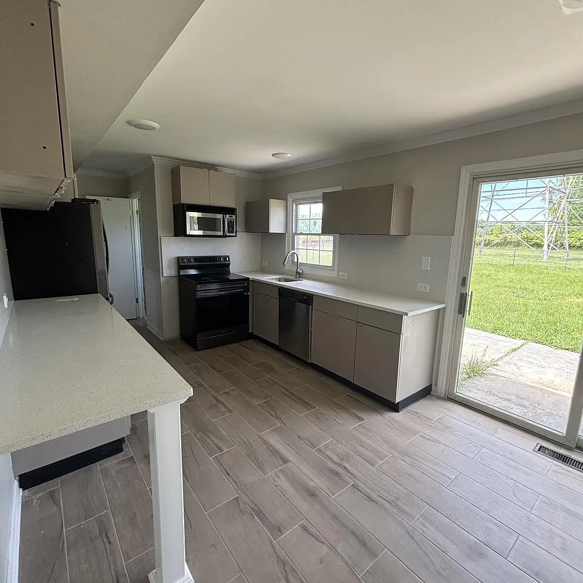 5 bed, 1497 sqft, $3,450 — Photo 3