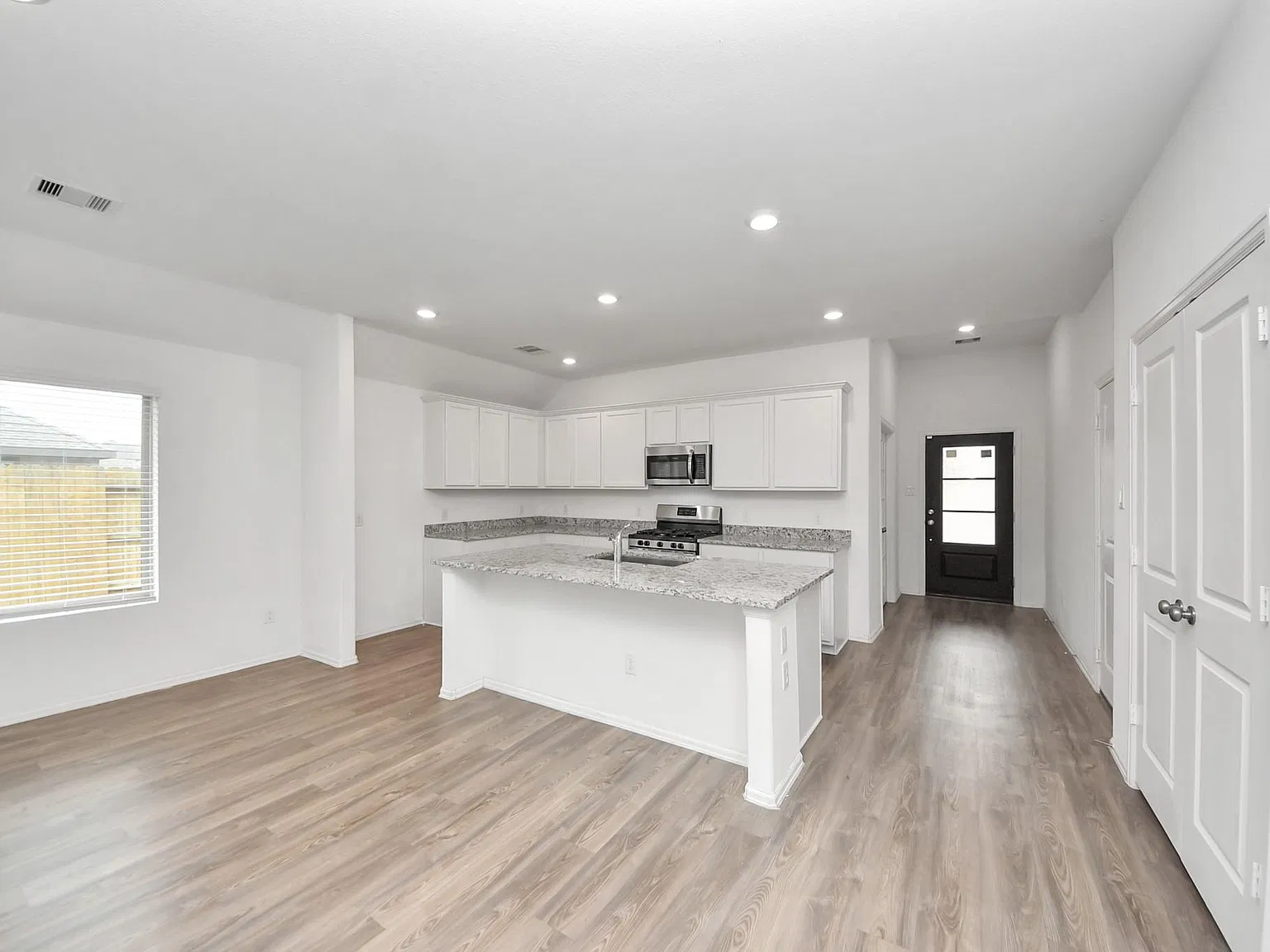 4 bed, 2.0 bath, 1932 sqft, $2,500 — Photo 3