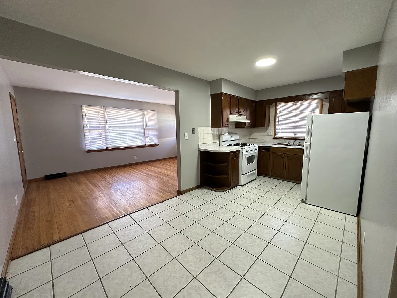 2 bed, 900 sqft, $1,400 — Photo 4