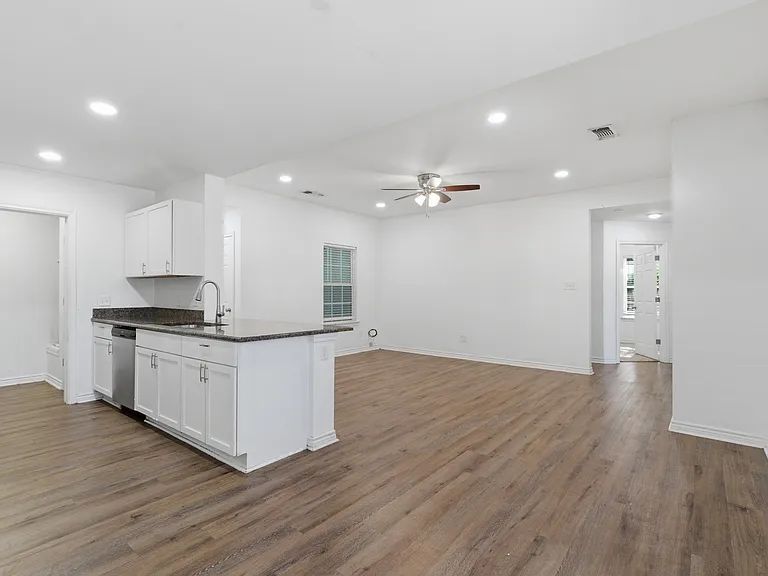 521 E Sears St — Photo 11