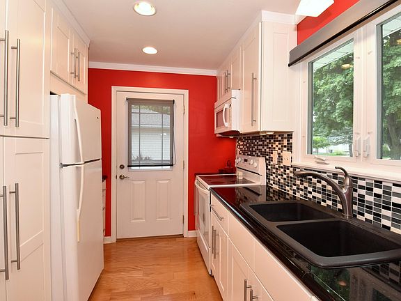4th image of 1647 Rushmore Dr
